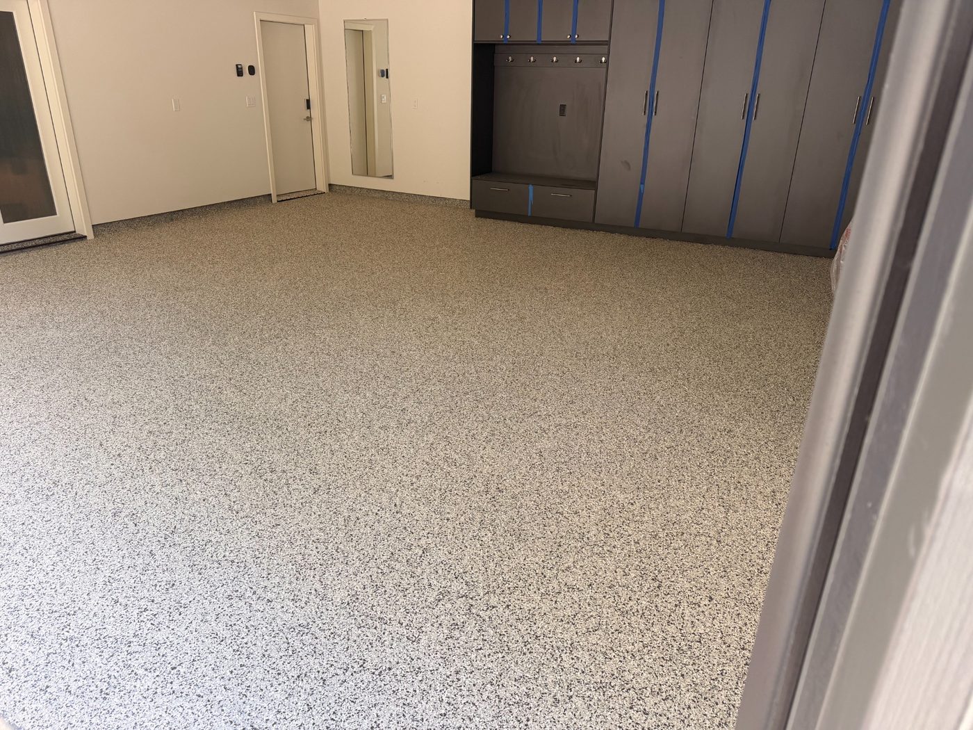 Wide view of decorative flake coverage